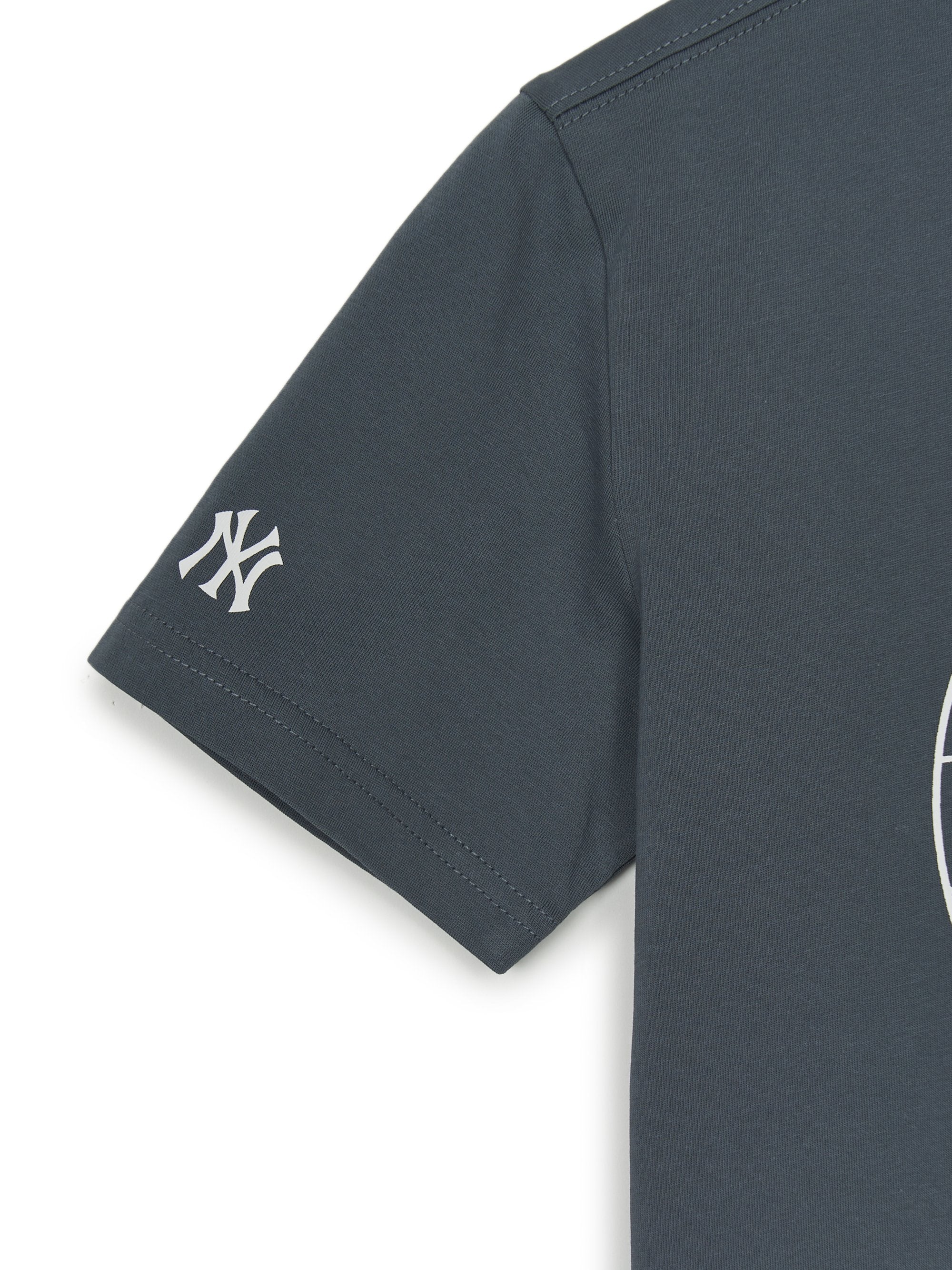 Mono-bear Artwork T-shirt