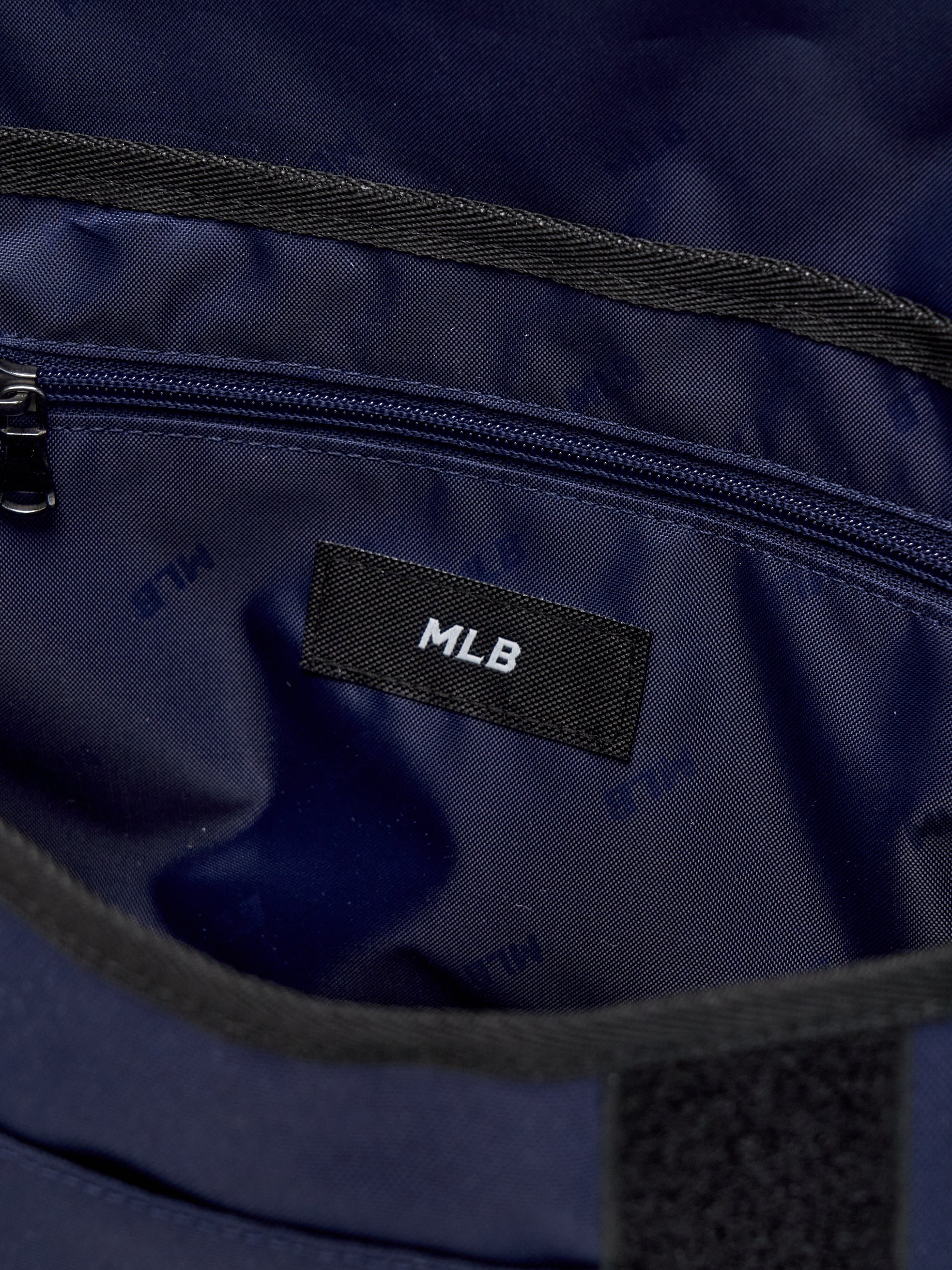 MESH POCKET MINI MESSENGER BAG